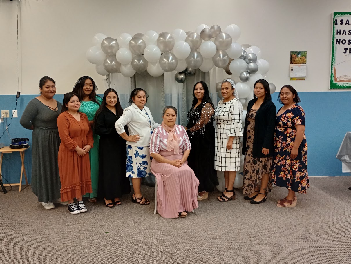 Mujeres de Iglesia Luz Renaciente reunidas en el templo