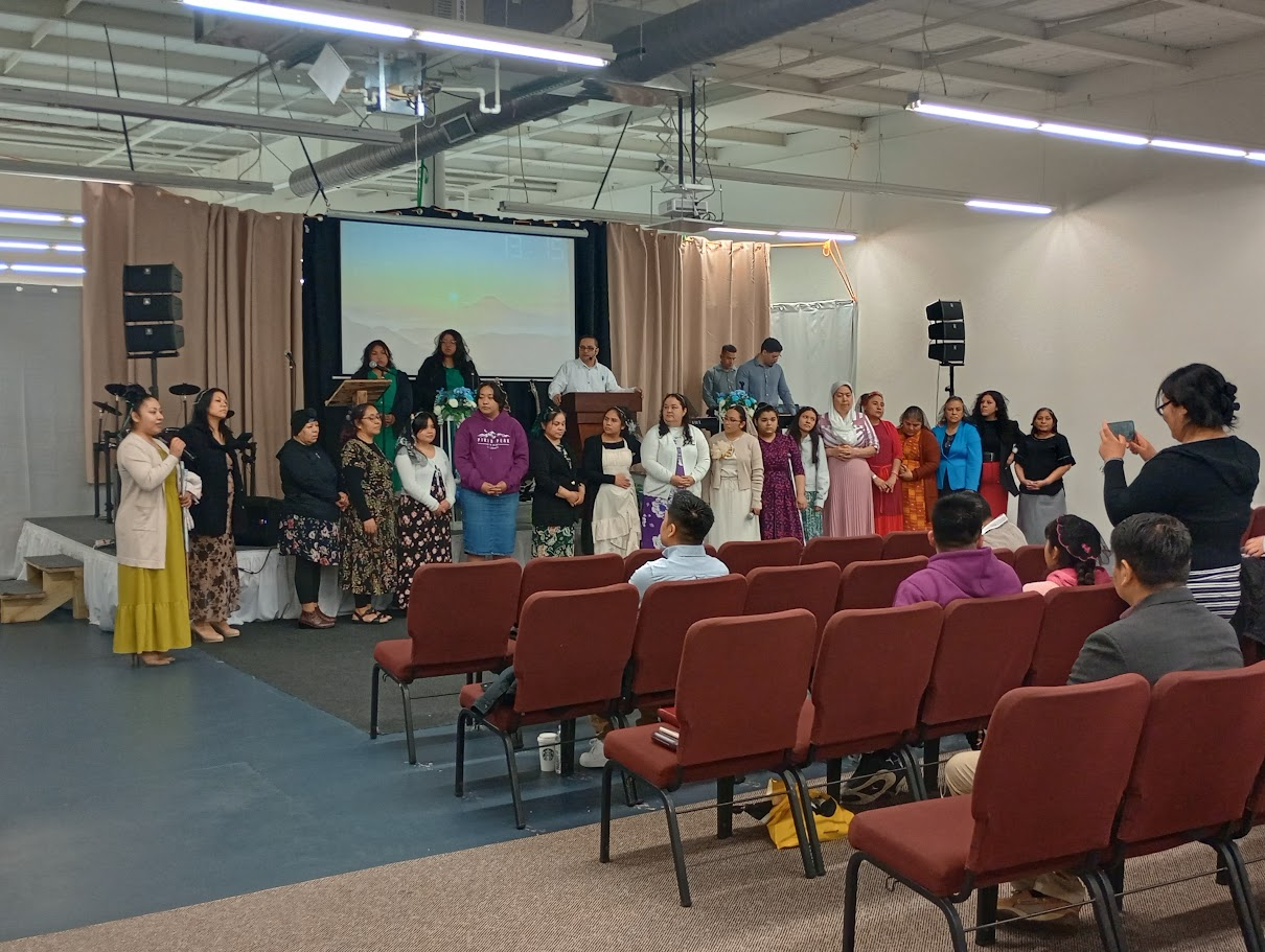 La congregación de Iglesia Luz Renaciente reunida durante un servicio
