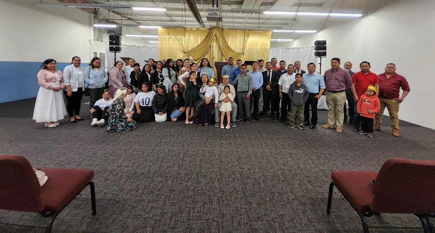 Familias y miembros de Iglesia Luz Renaciente reunidos en el templo