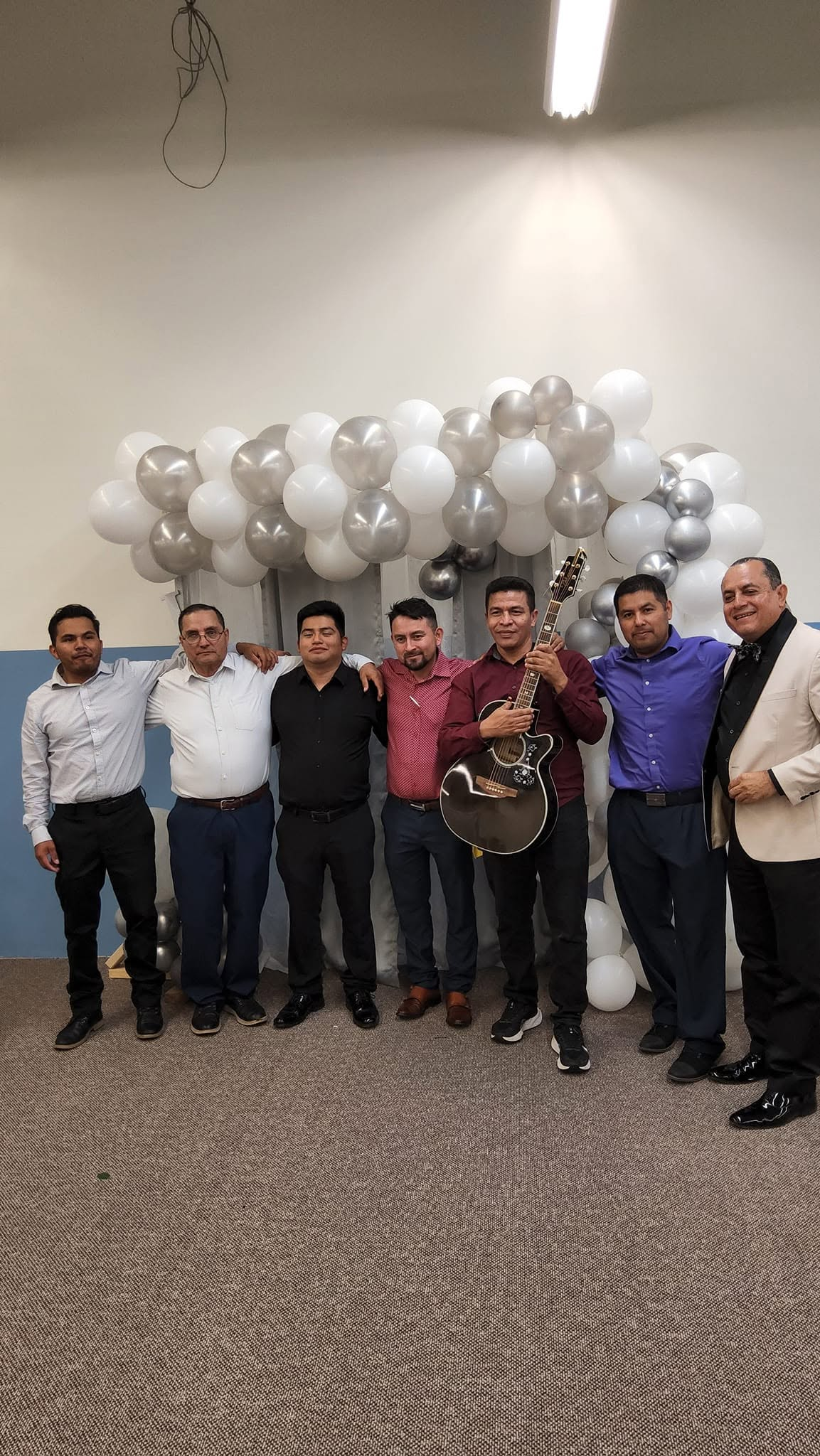 Varones de Iglesia Luz Renaciente reunidos en el templo